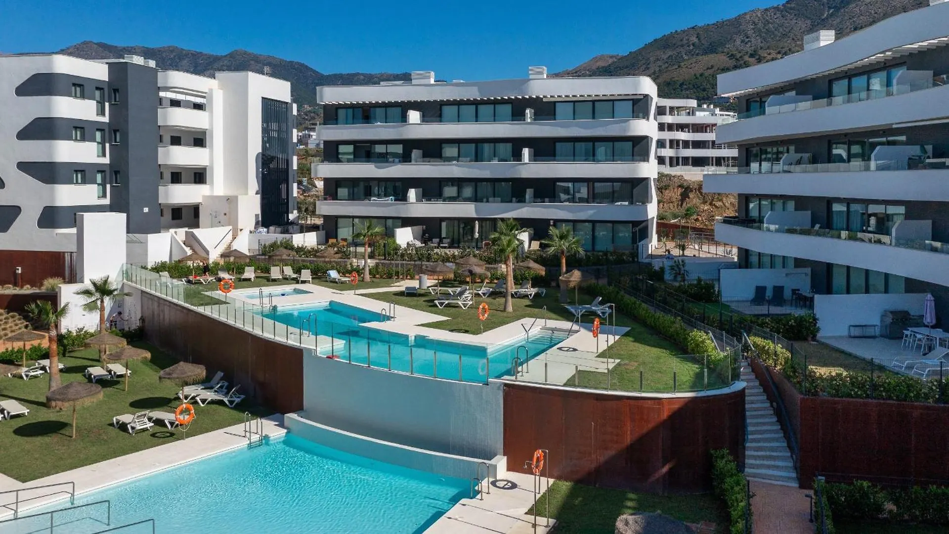 Premium Garden Suite With Jacuzzi In Higueron Fuengirola